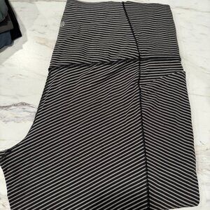 Athleta Striped Salutation Stash 7/8 Leggings with pockets